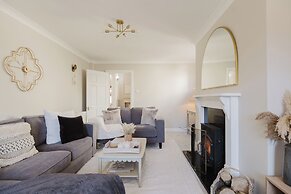 Beautiful 4 BD Home near Woodstock