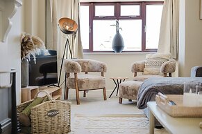 Beautiful 4 BD Home near Woodstock