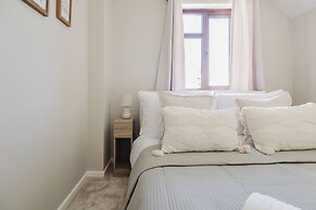 Beautiful 4 BD Home near Woodstock