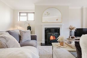 Beautiful 4 BD Home near Woodstock