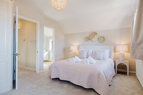 Beautiful 4 BD Home near Woodstock