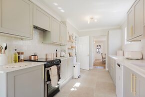 Beautiful 4 BD Home near Woodstock