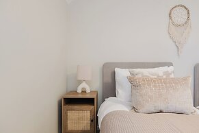 Beautiful 4 BD Home near Woodstock