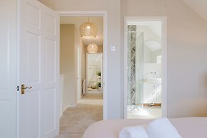 Beautiful 4 BD Home near Woodstock