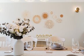 Beautiful 4 BD Home near Woodstock