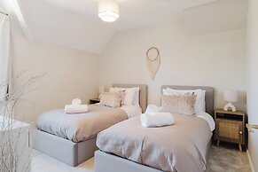 Beautiful 4 BD Home near Woodstock