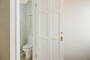 Beautiful 4 BD Home near Woodstock