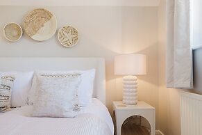 Beautiful 4 BD Home near Woodstock