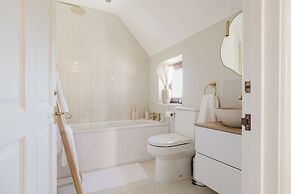 Beautiful 4 BD Home near Woodstock