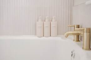 Beautiful 4 BD Home near Woodstock