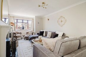 Beautiful 4 BD Home near Woodstock