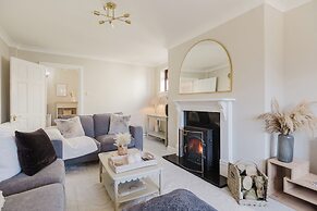 Beautiful 4 BD Home near Woodstock