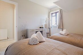 Beautiful 4 BD Home near Woodstock