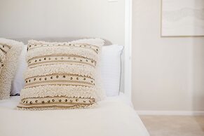 Beautiful 4 BD Home near Woodstock