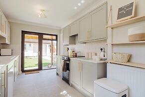 Beautiful 4 BD Home near Woodstock