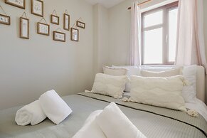 Beautiful 4 BD Home near Woodstock