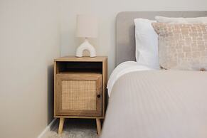 Beautiful 4 BD Home near Woodstock