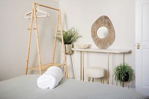 Beautiful 4 BD Home near Woodstock