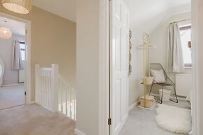 Beautiful 4 BD Home near Woodstock