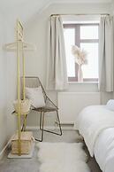 Beautiful 4 BD Home near Woodstock