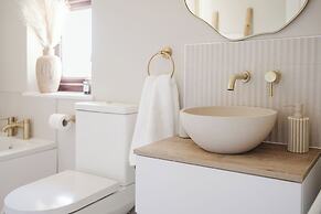 Beautiful 4 BD Home near Woodstock