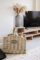 Beautiful 4 BD Home near Woodstock