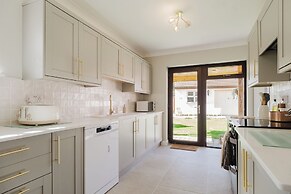 Beautiful 4 BD Home near Woodstock