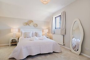 Beautiful 4 BD Home near Woodstock