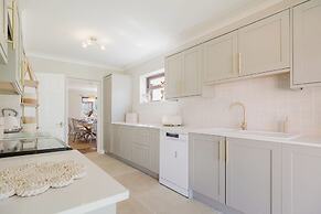 Beautiful 4 BD Home near Woodstock