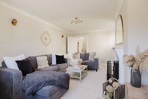 Beautiful 4 BD Home near Woodstock