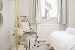 Beautiful 4 BD Home near Woodstock