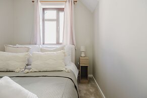 Beautiful 4 BD Home near Woodstock