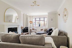 Beautiful 4 BD Home near Woodstock