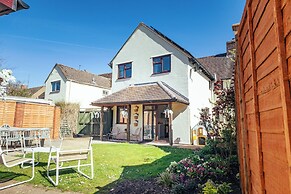 Beautiful 4 BD Home near Woodstock