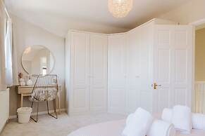 Beautiful 4 BD Home near Woodstock