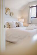 Beautiful 4 BD Home near Woodstock