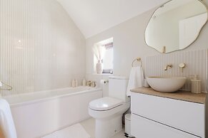 Beautiful 4 BD Home near Woodstock