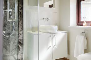 Beautiful 4 BD Home near Woodstock