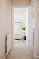 Beautiful 4 BD Home near Woodstock