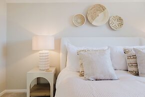 Beautiful 4 BD Home near Woodstock