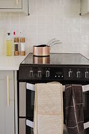 Beautiful 4 BD Home near Woodstock