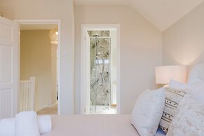 Beautiful 4 BD Home near Woodstock