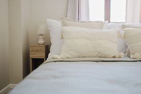 Beautiful 4 BD Home near Woodstock