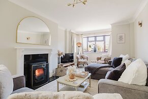 Beautiful 4 BD Home near Woodstock