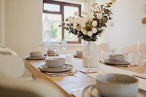 Beautiful 4 BD Home near Woodstock