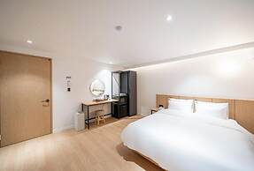 Brown Dot Hotel Gumi