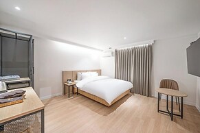 Brown Dot Hotel Gumi