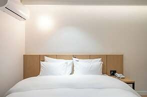 Brown Dot Hotel Gumi