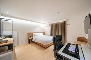 Brown Dot Hotel Gumi