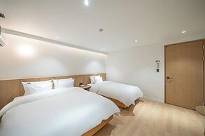 Brown Dot Hotel Gumi